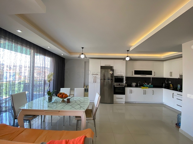 Трехкомнатный пентхаус в жилом комплексе с инфраструктурой