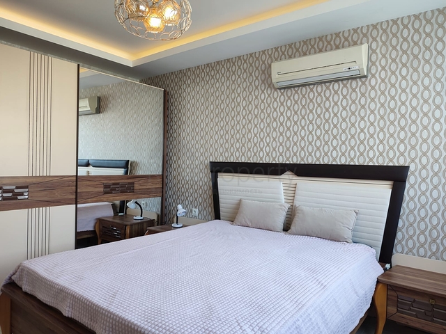 Трехкомнатный пентхаус в жилом комплексе с инфраструктурой