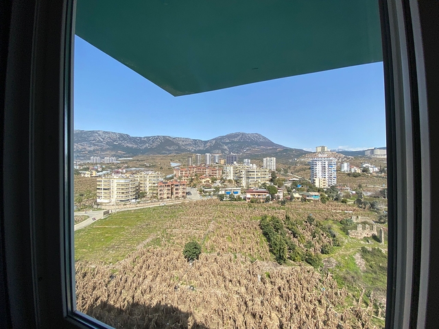 Трехкомнатный пентхаус в жилом комплексе с инфраструктурой