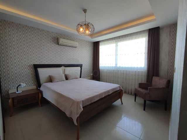 Трехкомнатный пентхаус в жилом комплексе с инфраструктурой