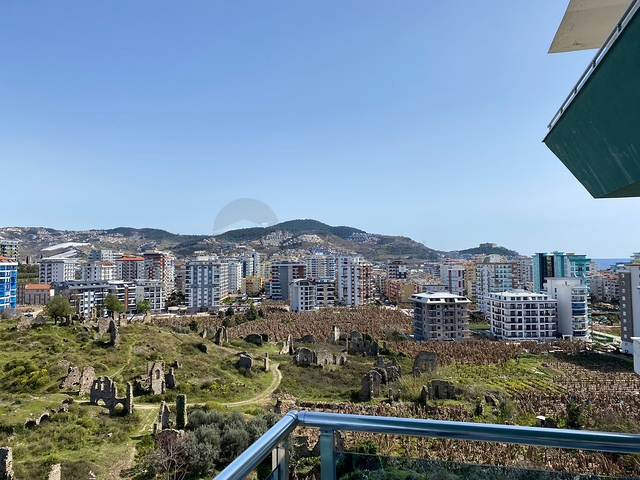 Трехкомнатный пентхаус в жилом комплексе с инфраструктурой