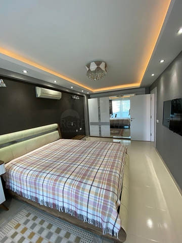 Трехкомнатный пентхаус в жилом комплексе с инфраструктурой