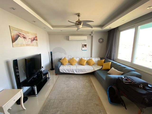 Трехкомнатный пентхаус в жилом комплексе с инфраструктурой