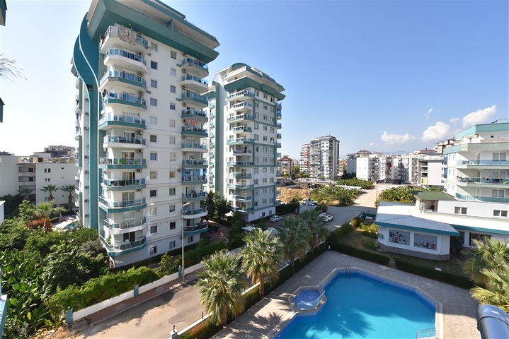 Трехкомнатный пентхаус в жилом комплексе с инфраструктурой