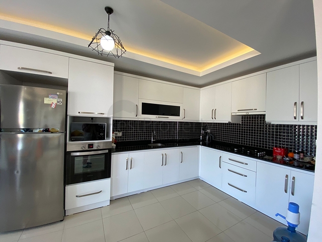 Трехкомнатный пентхаус в жилом комплексе с инфраструктурой