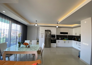 Трехкомнатный пентхаус в жилом комплексе с инфраструктурой