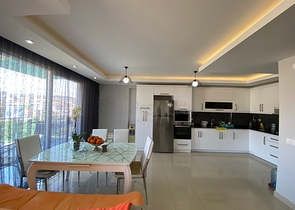 Трехкомнатный пентхаус в жилом комплексе с инфраструктурой