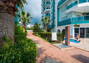 Трехкомнатный пентхаус в жилом комплексе с инфраструктурой