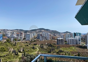 Трехкомнатный пентхаус в жилом комплексе с инфраструктурой