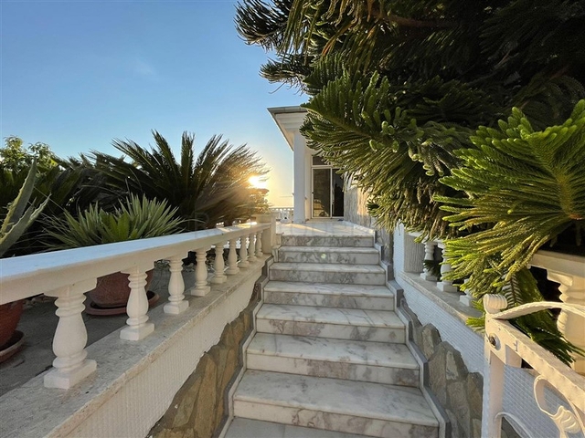 Вилла 3+1 в районе Махмутлар 