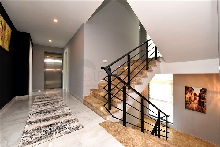 Трехэтажная вилла планировкой 5+1 в самом центре Алании