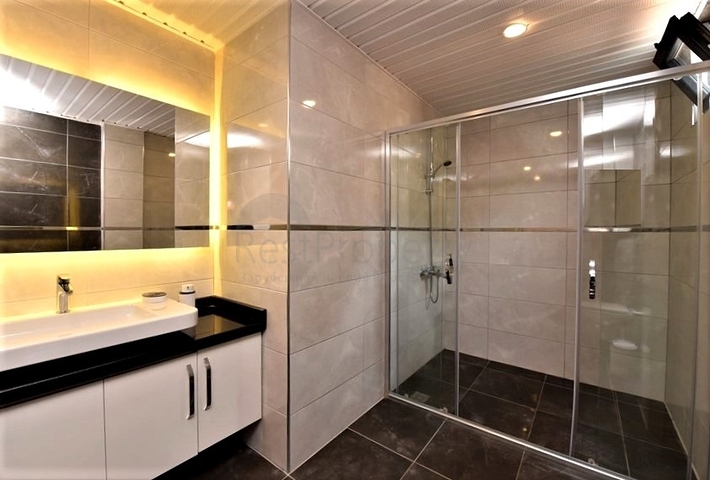 Трехэтажная вилла планировкой 5+1 в самом центре Алании