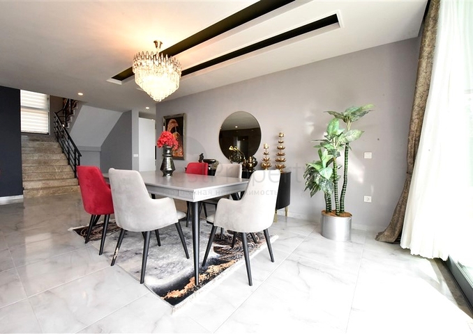 Трехэтажная вилла планировкой 5+1 в самом центре Алании