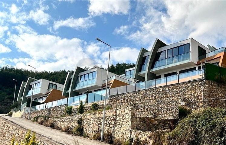 Трехэтажная вилла планировкой 5+1 в самом центре Алании