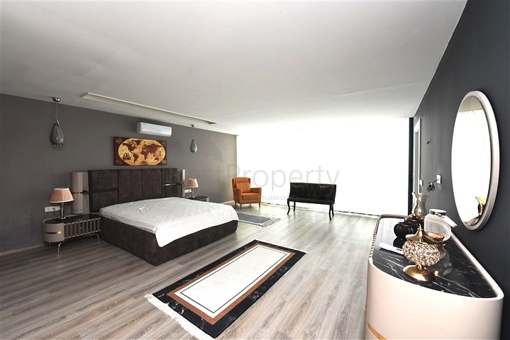 Трехэтажная вилла планировкой 5+1 в самом центре Алании