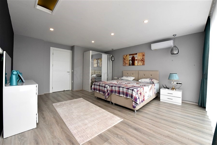 Трехэтажная вилла планировкой 5+1 в самом центре Алании