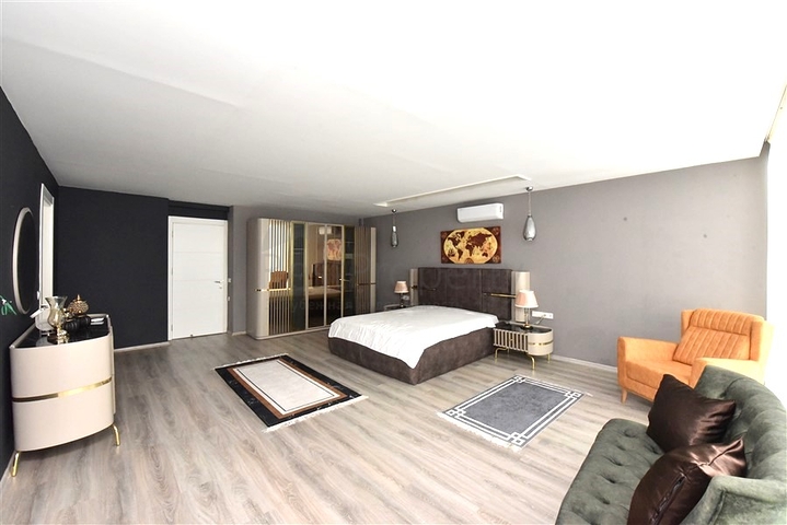 Трехэтажная вилла планировкой 5+1 в самом центре Алании