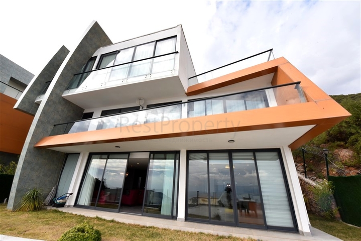 Трехэтажная вилла планировкой 5+1 в самом центре Алании