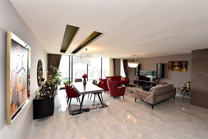 Трехэтажная вилла планировкой 5+1 в самом центре Алании