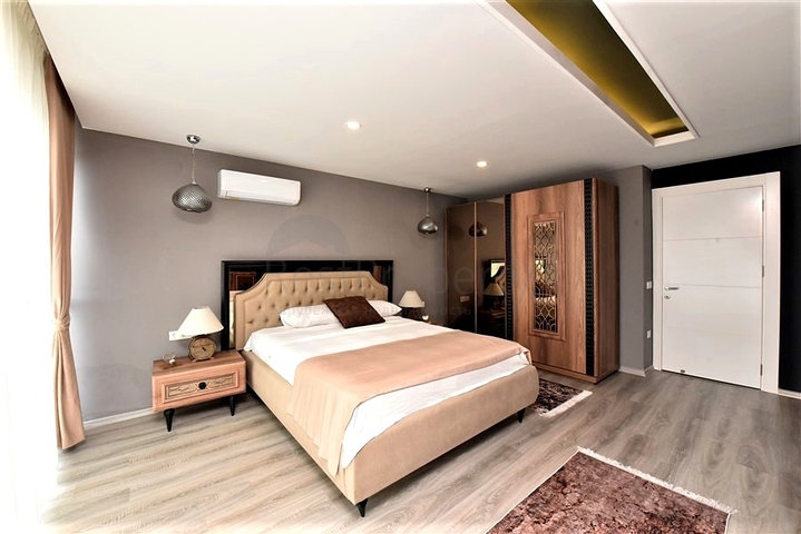 Трехэтажная вилла планировкой 5+1 в самом центре Алании