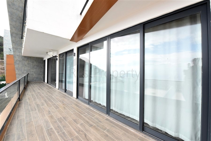 Трехэтажная вилла планировкой 5+1 в самом центре Алании