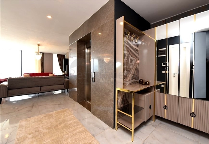 Трехэтажная вилла планировкой 5+1 в самом центре Алании