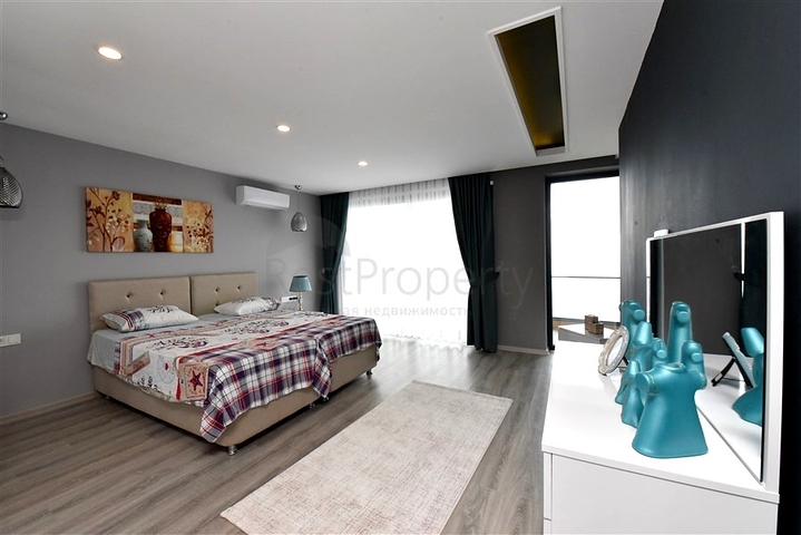 Трехэтажная вилла планировкой 5+1 в самом центре Алании