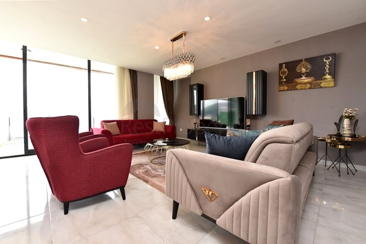 Трехэтажная вилла планировкой 5+1 в самом центре Алании