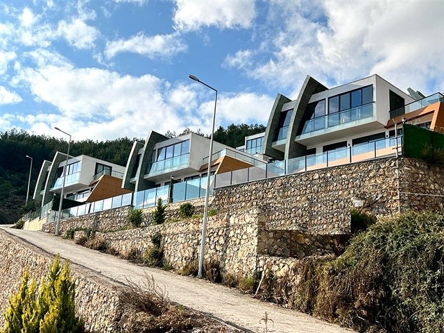 Трехэтажная вилла планировкой 5+1 в самом центре Алании