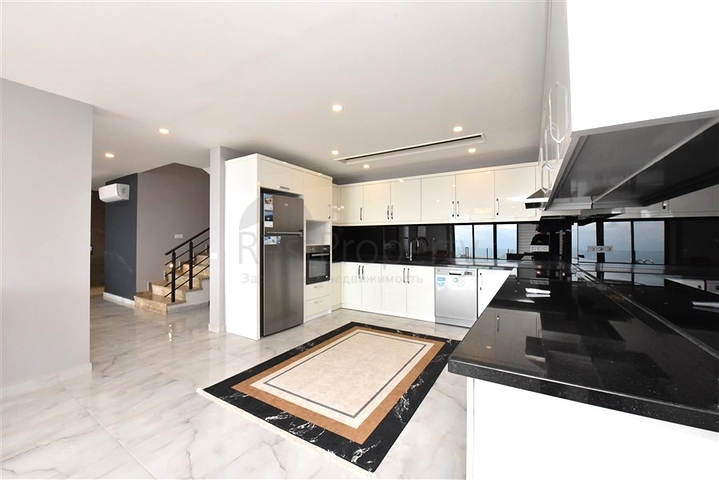 Трехэтажная вилла планировкой 5+1 в самом центре Алании