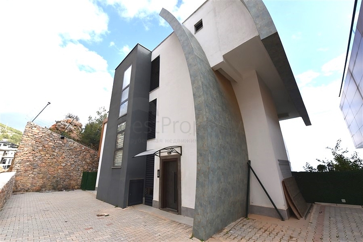 Трехэтажная вилла планировкой 5+1 в самом центре Алании