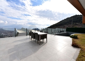 Трехэтажная вилла планировкой 5+1 в самом центре Алании