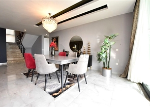 Трехэтажная вилла планировкой 5+1 в самом центре Алании