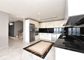 Трехэтажная вилла планировкой 5+1 в самом центре Алании