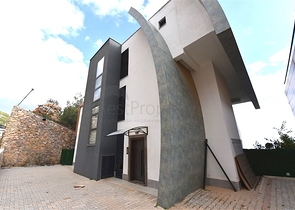 Трехэтажная вилла планировкой 5+1 в самом центре Алании