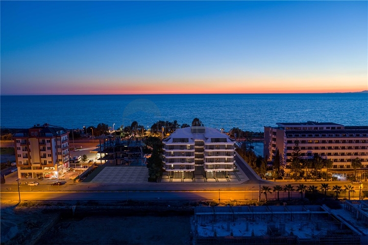 Трехкомнатная квартира в строящемся жилом комплексе в элитном районе Каргыджак