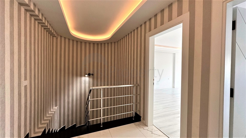 Пентхаус 2+1 в центре Махмутлара с видом на горы 