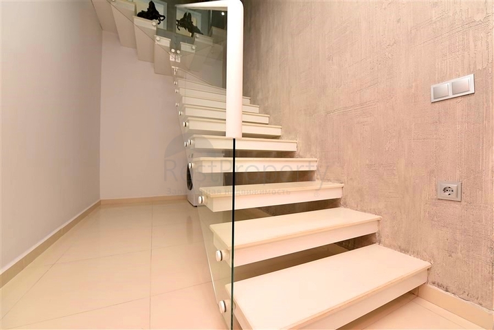 Трехкомнатная квартира с дизайнерской мебелью в районе Кестель