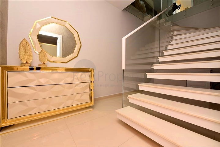 Трехкомнатная квартира с дизайнерской мебелью в районе Кестель