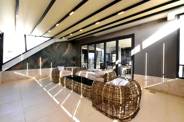 Трехкомнатная квартира с дизайнерской мебелью в районе Кестель