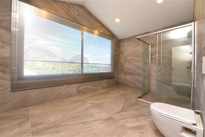 Трехкомнатная квартира с дизайнерской мебелью в районе Кестель