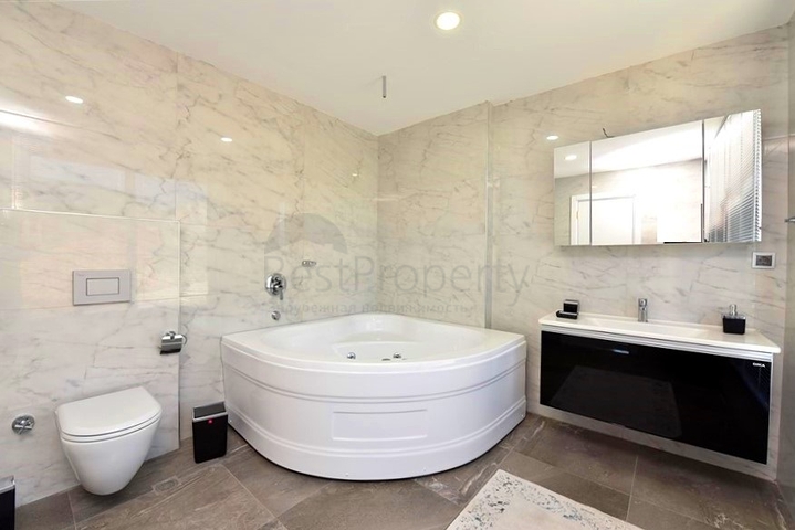 Трехкомнатная квартира с дизайнерской мебелью в районе Кестель