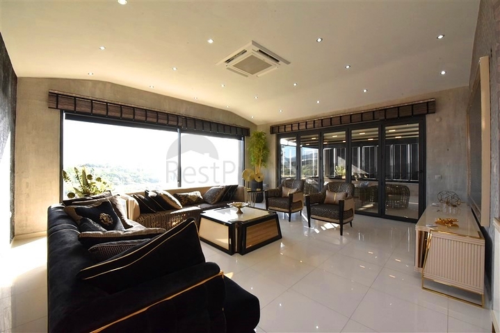 Трехкомнатная квартира с дизайнерской мебелью в районе Кестель