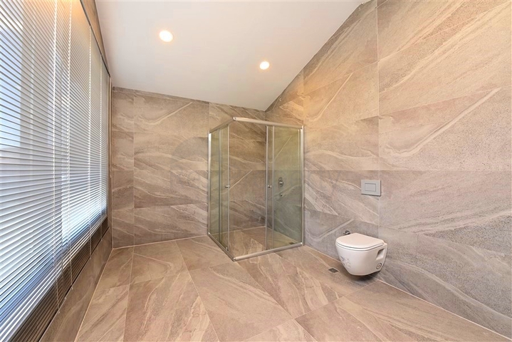 Трехкомнатная квартира с дизайнерской мебелью в районе Кестель