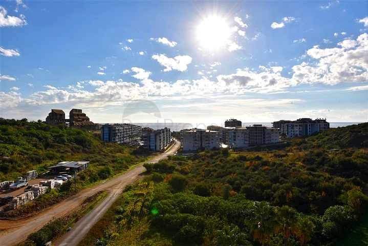 Трехкомнатная квартира с дизайнерской мебелью в районе Кестель