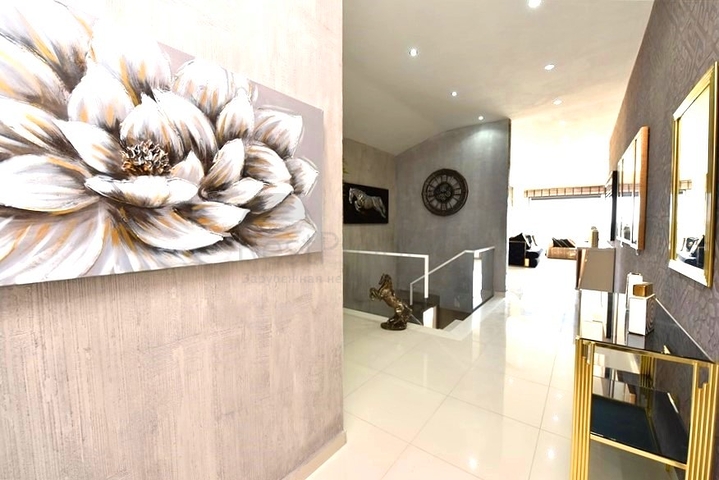 Трехкомнатная квартира с дизайнерской мебелью в районе Кестель