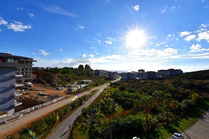 Трехкомнатная квартира с дизайнерской мебелью в районе Кестель