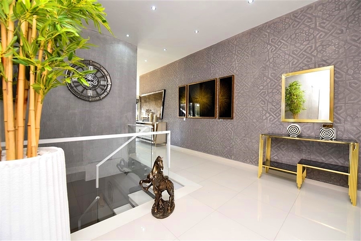 Трехкомнатная квартира с дизайнерской мебелью в районе Кестель