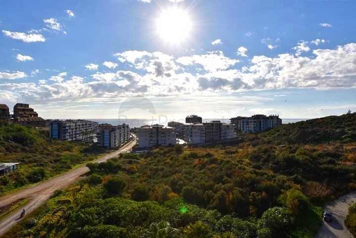 Трехкомнатная квартира с дизайнерской мебелью в районе Кестель