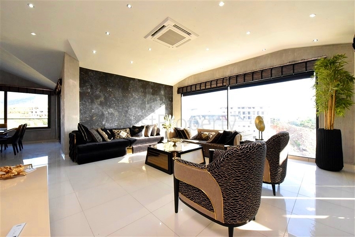 Трехкомнатная квартира с дизайнерской мебелью в районе Кестель